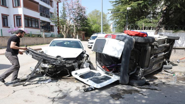 Elazığ’da kazaya karışan hafif ticari araç yan yattı: 1 yaralı