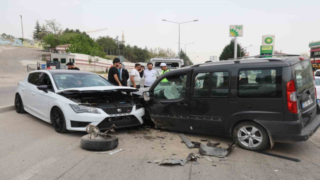 Elazığ’da otomobil ile hafif ticari araç kafa kafaya çarpıştı: 1 yaralı