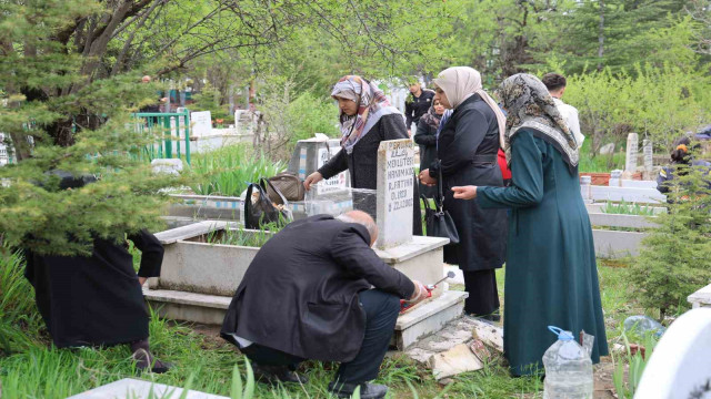 Elazığ’da vatandaşlar mezarlıklara akın etti