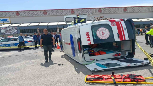 Erzincan’da otomobil ile ambulans çarpıştı: 6 yaralı