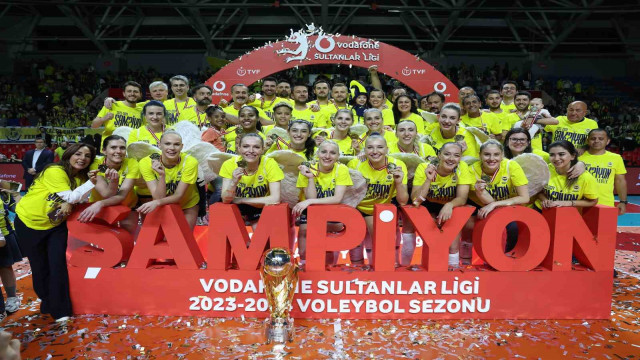 Fenerbahçe Kadın Voleybol Takımı, şampiyonluk kupasını kaldırdı