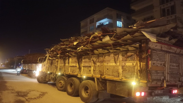 Gölbaşı’nda trafiği tehlikeye atan hurda yüklü tırlara ceza