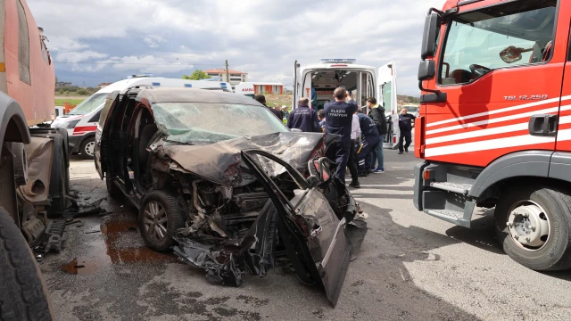 Hafif ticari araç, temizlik kamyonuna çarptı: 5 yaralı