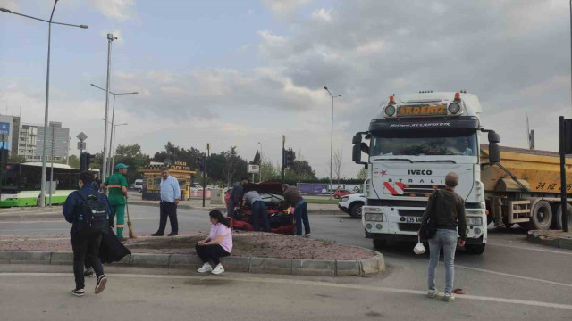 Hafif ticari aracın çarptığı tır refüje daldı : 1 yaralı