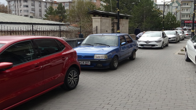 Hatalı park edip trafiği tıkadı, tepki görünce belediyeyi suçladı