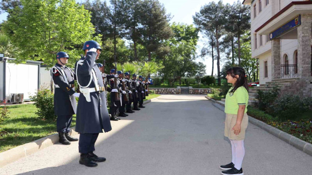 İl Jandarma Komutanı küçük Ada’yı tören mangası karşıladı