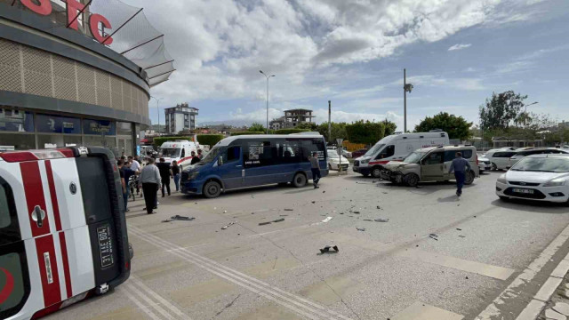 İskenderun’da araçla çarpışan ambulans devrildi: 2 yaralı