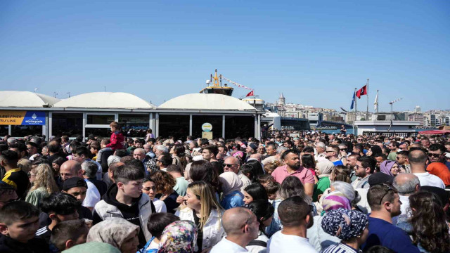 İstanbul Eminönü’ndeki insan seli fotoğraflara yansıdı