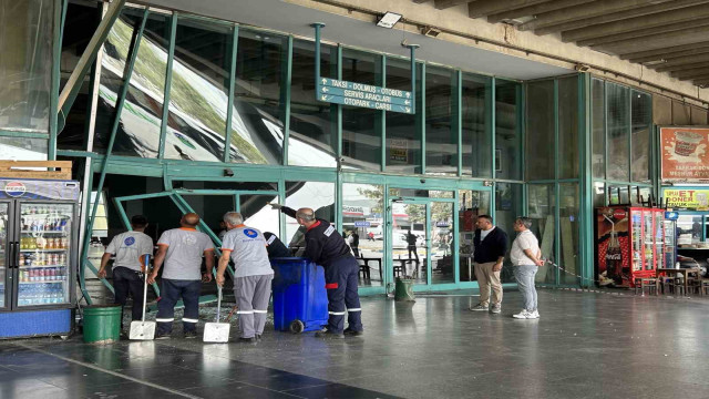 İzmir’de freni boşalan otobüs yolcu bekleme alanına çarparak durabildi