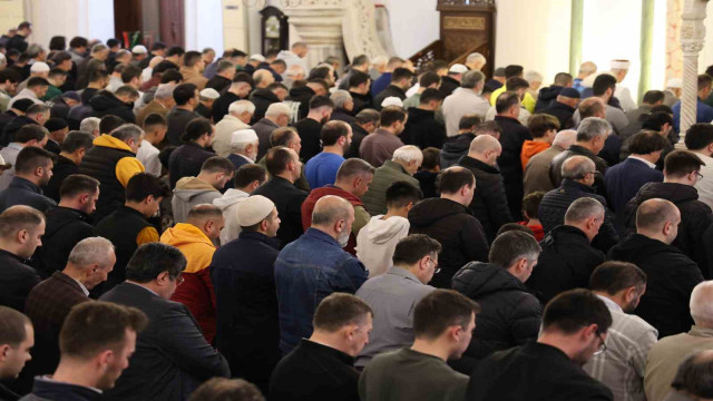 İzmirliler bayram namazında tarihi Hisar Camii’ne akın etti