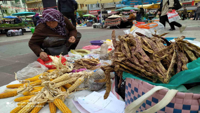 Kadınlar baharla birlikte pazarda doğal ürünleri satıyor