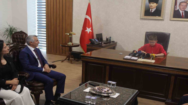 Kahramanmaraş’ın minik valisi Samray: ”Ukrayna ve Filistin’de çocuklar bayramı kutlayamıyor”