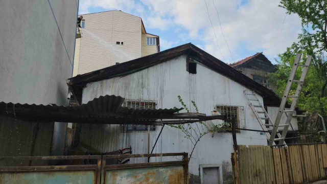 Karabük’te çıkan yangında 2 ev zarar gördü