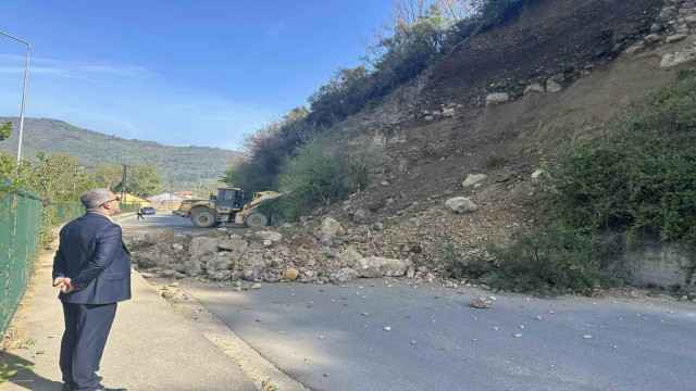 Karabük’te heyelan yolu kapattı