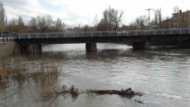 Kars Çayı taşmaya başladı