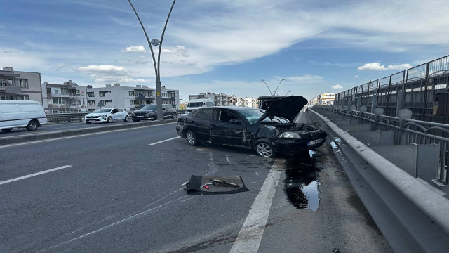 Kayseri’de otomobil aydınlatma direğine çarptı: 1’i ağır 2 yaralı