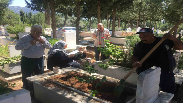 Kemer Mezarlığı’nda bayram yoğunluğu