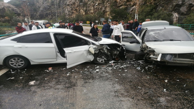 Kozan’da trafik kazası: 1’i çocuk 6 kişi yaralandı