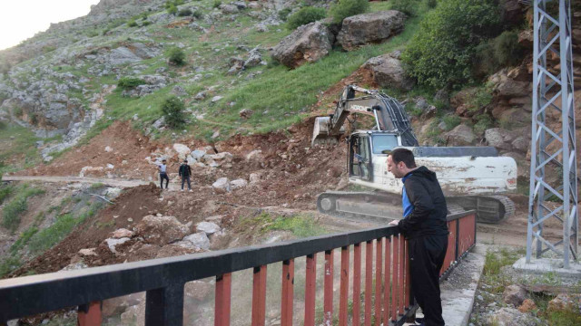 Kozluk’ta 2 köyü birbirine bağlayacak yolda çalışmalar başladı