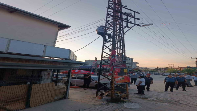 Kumlu’da intihar için elektrik direğine çıkan şahıs ikna edildi