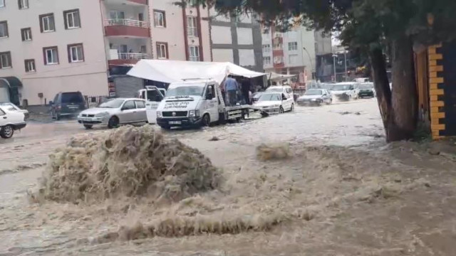 Malatya’da cadde ve sokaklar göle döndü