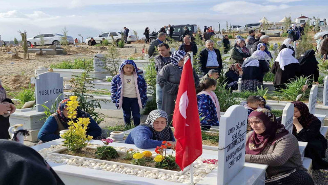 Malatya’da mezarlıkta hüzünlü bayram