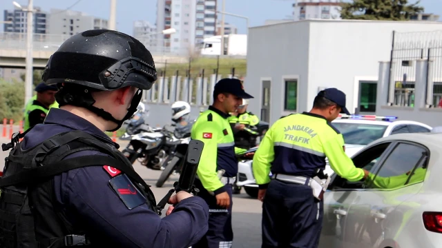 Mersin Jandarma ekipleri bayram dolayısıyla trafik denetimlerini arttırdı