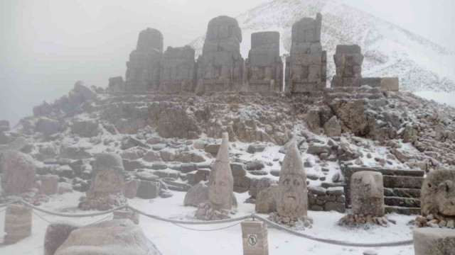 Nemrut Dağı yeniden beyaza büründü