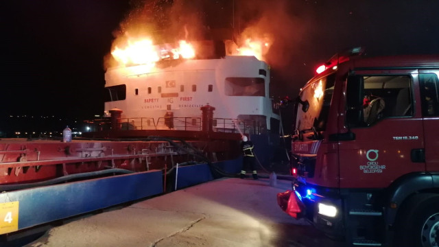 Ordu’da çimento yüklü gemi alevler içinde kaldı: 1 vatandaş dumandan etkilendi