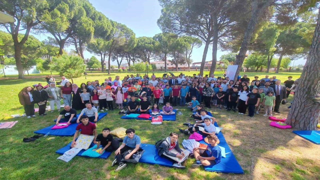 Parkta kitap okuma etkinliği düzenlendi