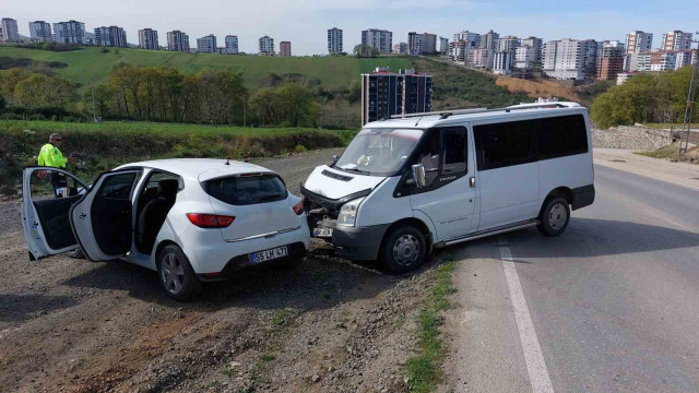 Samsun’da minibüs ile otomobil çarpıştı: 2 yaralı