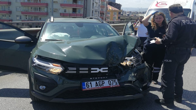 Samsun’da otomobil ambulansla çarpıştı: 2’si sağlık personeli 3 yaralı