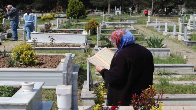 Şehir mezarlığında Kur’an ziyafeti