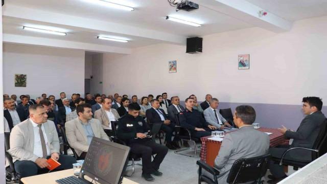 Selendi Kaymakamı Okumuş muhtarlarla bir araya geldi