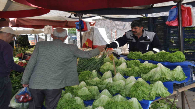 Sıcaklıkların artmasıyla pazar tezgâhlarında fiyatlar yarıya kadar düştü