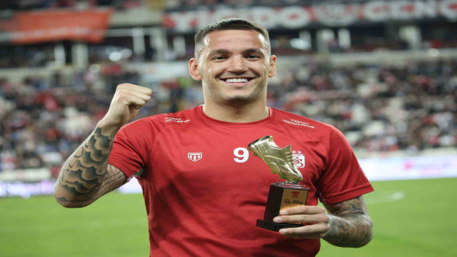 Sivasspor’un golcüsü Rey Manaj’a plaket