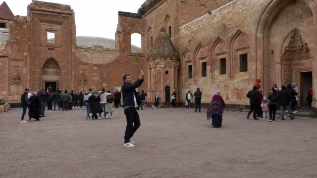 Tarihi İshak Paşa Sarayı Ramazan Bayramı’nda ziyaretçi akınına uğradı