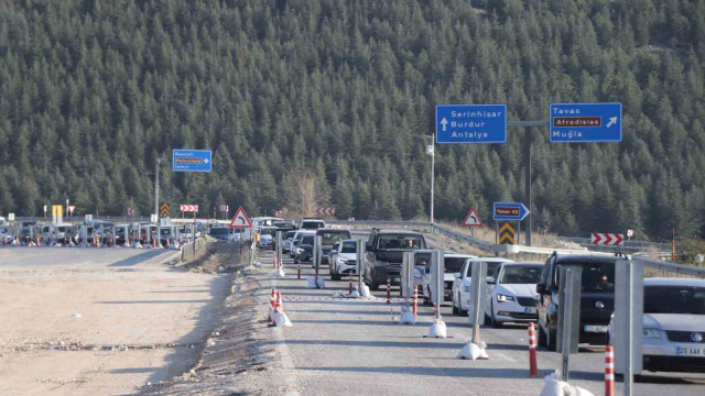 Tatilinin son günü trafik kilitlendi