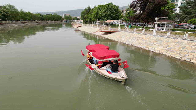 Tokat’ta depremden etkilenen çocuklar sandallarla gezdirildi