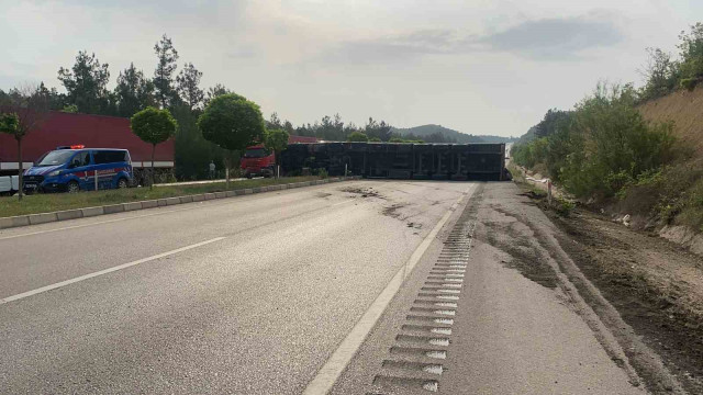 Tokat’ta un yüklü tır devrildi: Un çuvalları yola savruldu