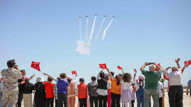 Türk Yıldızları’ndan öğrencilere 23 Nisan hediyesi