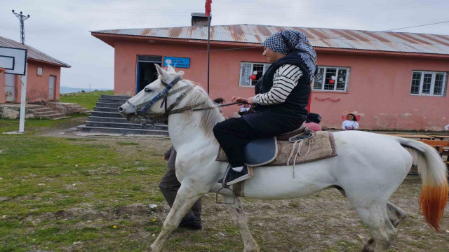 Varto’da atlı ve eşekli 23 Nisan kutlaması