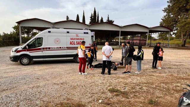 Virajı alamayan motosiklet sürücüsü yoldan çıkıp boş arsaya devrildi: 1 yaralı