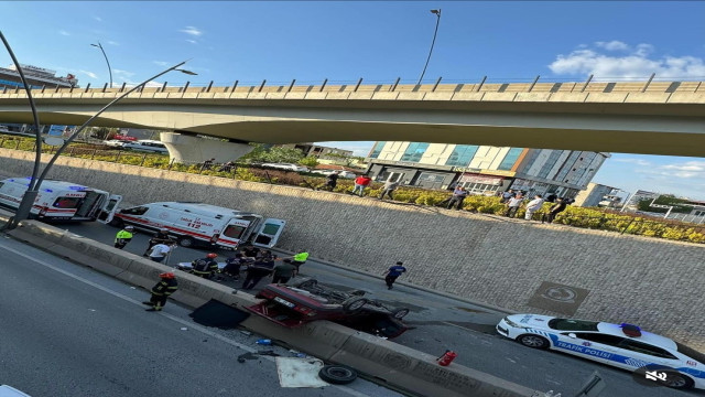 Viyadükten düşen otomobilde 2 kişi yaralandı