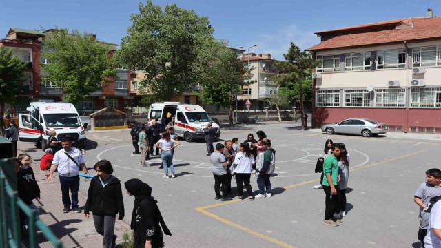 Zehirlenen öğrencilerle ilgilenmek yerine, basın mensuplarına saldırdılar