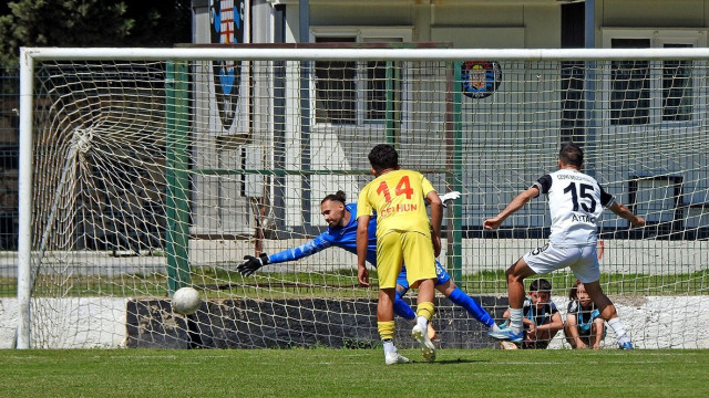 Zorlu maçın galibi Çeşme Belediyespor oldu