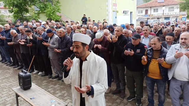 134 yıldır küskünleri barıştırıp yağmur ya da şükür duası ediyorlar