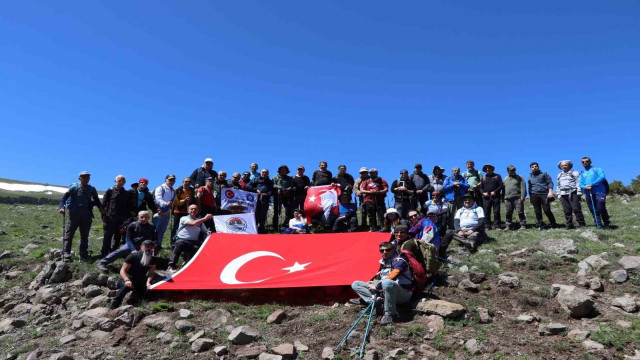 19 Mayıs için karlı dağlarda yürüdüler