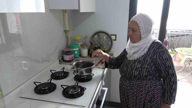 80 yaşındaki depremzede kadın, yapımı tamamlanan yeni yuvasına taşınmanın mutluluğunu yaşıyor