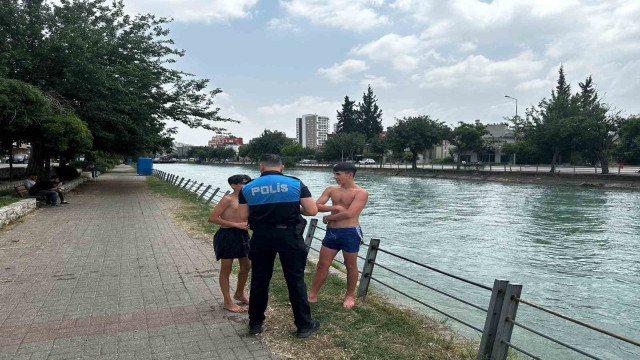 Adana’da polis sulama kanalına giren gençleri uyardı